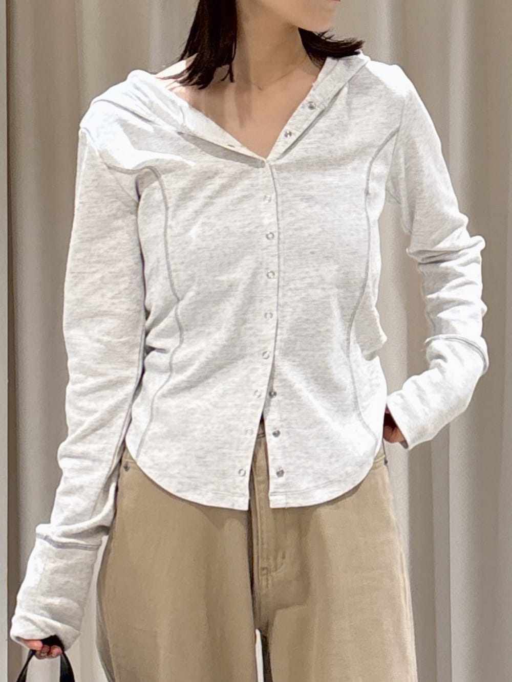 ブルー系のシャツ/ブラウス、ホワイト系のTシャツ/カットソー、ブラック系のバックパック/リュックを着用したレディースの秋コーディネートの6枚目の写真