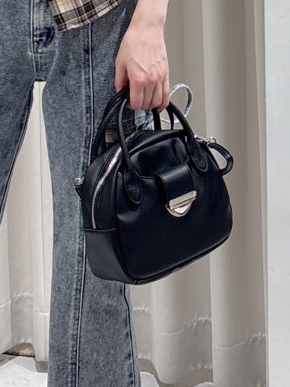 ブラウン系のシャツ/ブラウス、ブルー系のデニムパンツ、ブラック系のハンドバッグを着用したレディースの春コーディネートの5枚目の写真