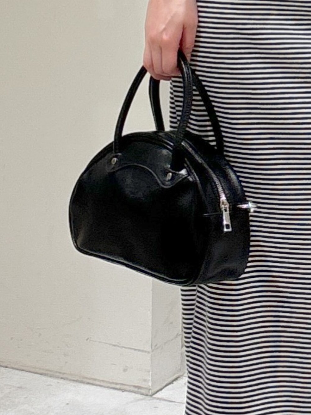 ブルー系のその他トップス、ブルー系のワンピース、ブラック系のトートバッグを着用したレディースの春コーディネートの6枚目の写真