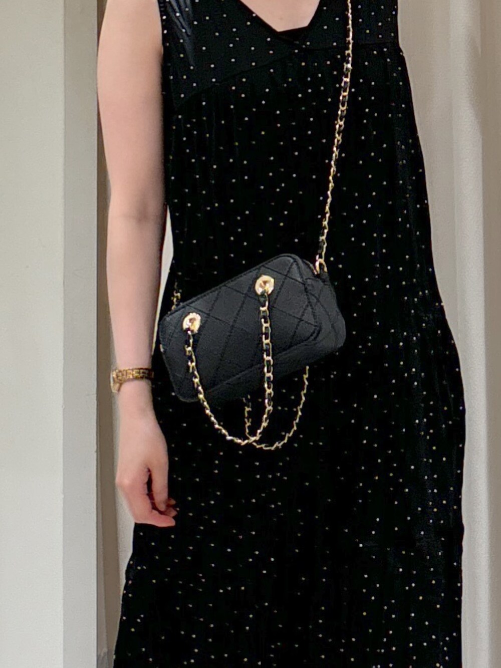 ブラック系のワンピース、ブラック系のキャミソール、ブラック系のタンクトップを着用したレディースの夏コーディネートの4枚目の写真