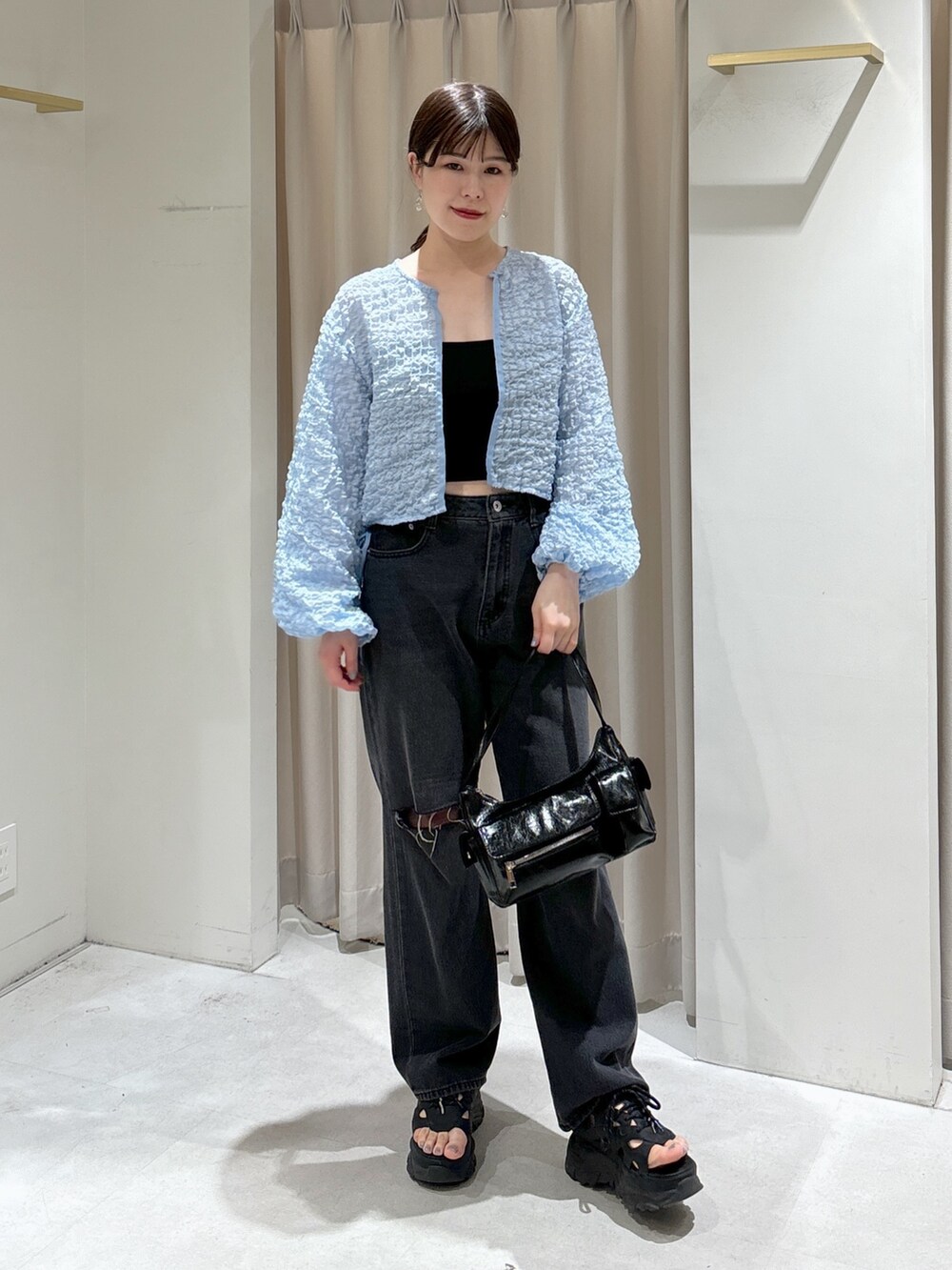 ブルー系のカーディガン/ボレロ、ブラック系のキャミソール、ブラック系のデニムパンツを着用したレディースの夏コーディネートの8枚目の写真