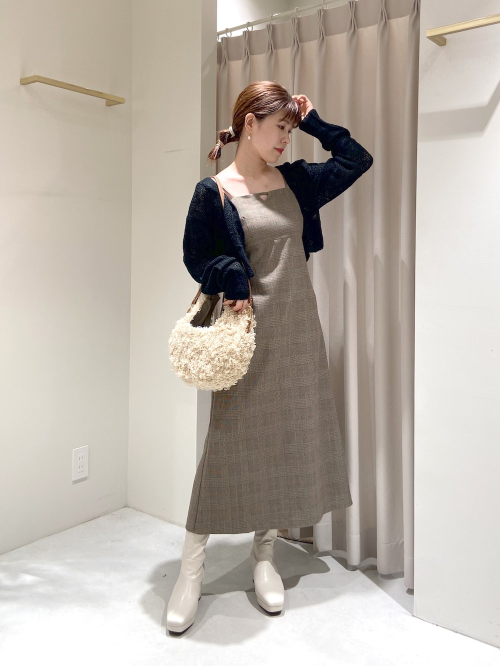 ブラウン系のワンピース、ブラック系のカーディガン/ボレロ、ベージュ系のショルダーバッグを着用したレディースの秋コーディネートの3枚目の写真