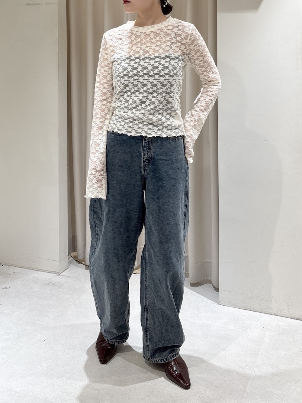 グレー系のTシャツ/カットソー、ホワイト系のTシャツ/カットソー、ブルー系のデニムパンツを着用したレディースの冬コーディネートの9枚目の写真