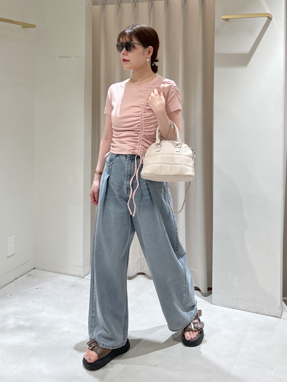 ピンク系のTシャツ/カットソー、ブルー系のデニムパンツ、ホワイト系のトートバッグを着用したレディースの夏コーディネートの7枚目の写真