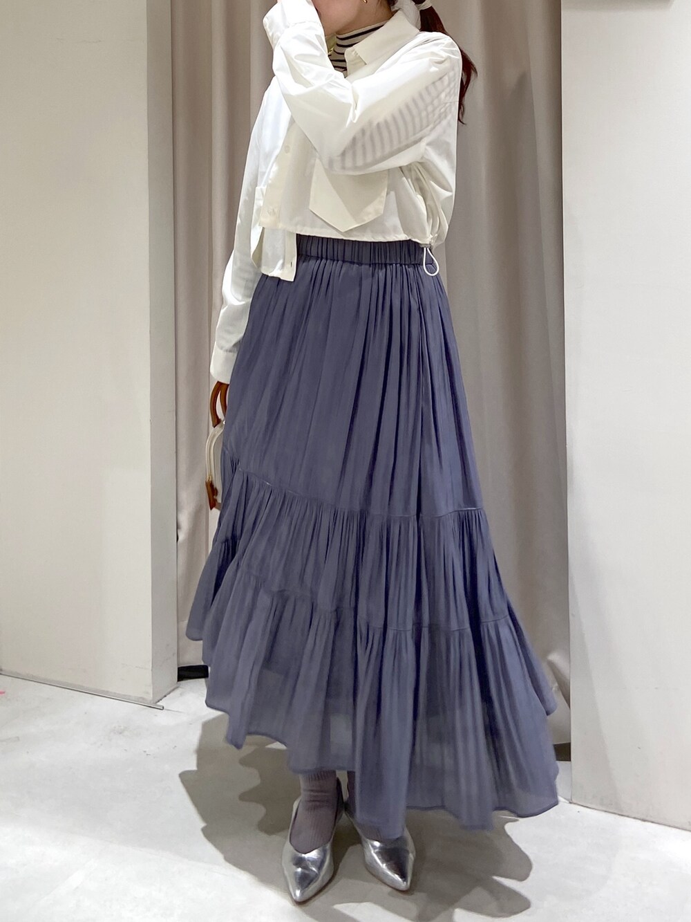 ホワイト系のシャツ/ブラウス、ホワイト系のニット/セーター、シルバー系のパンプスを着用したレディースの春コーディネートの2枚目の写真