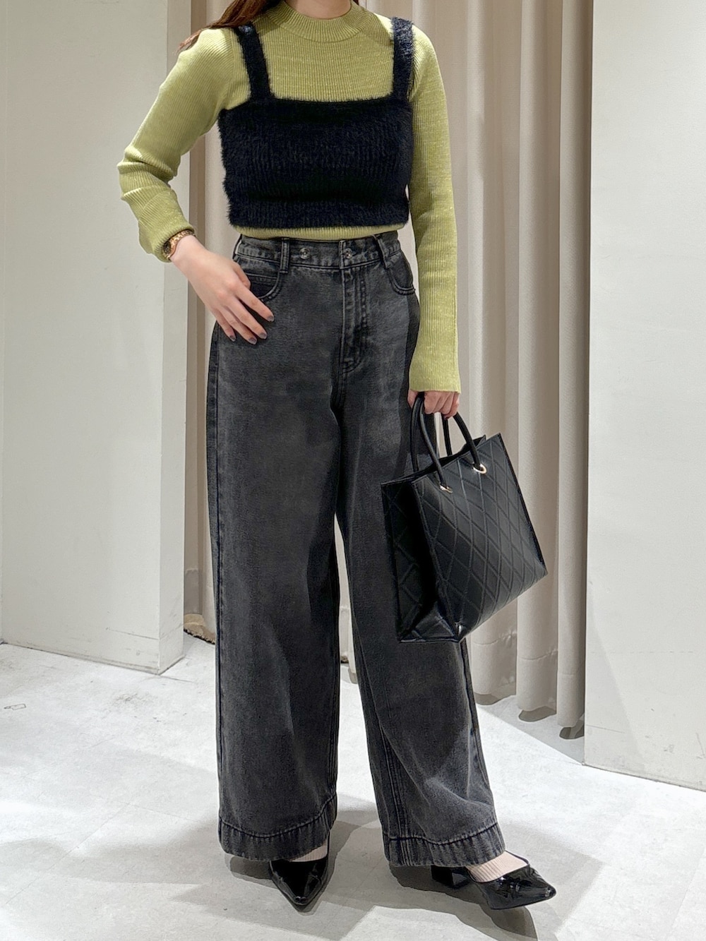 ブラウン系のステンカラーコート、ブラック系のショルダーバッグ、ブラック系のパンプスを着用したレディースの秋コーディネートの7枚目の写真