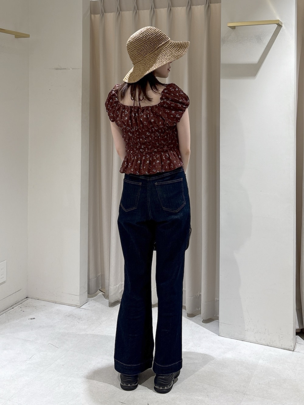 ブラウン系のシャツ/ブラウス、ブルー系のデニムパンツ、ブラック系のハンドバッグを着用したレディースの春コーディネートの3枚目の写真