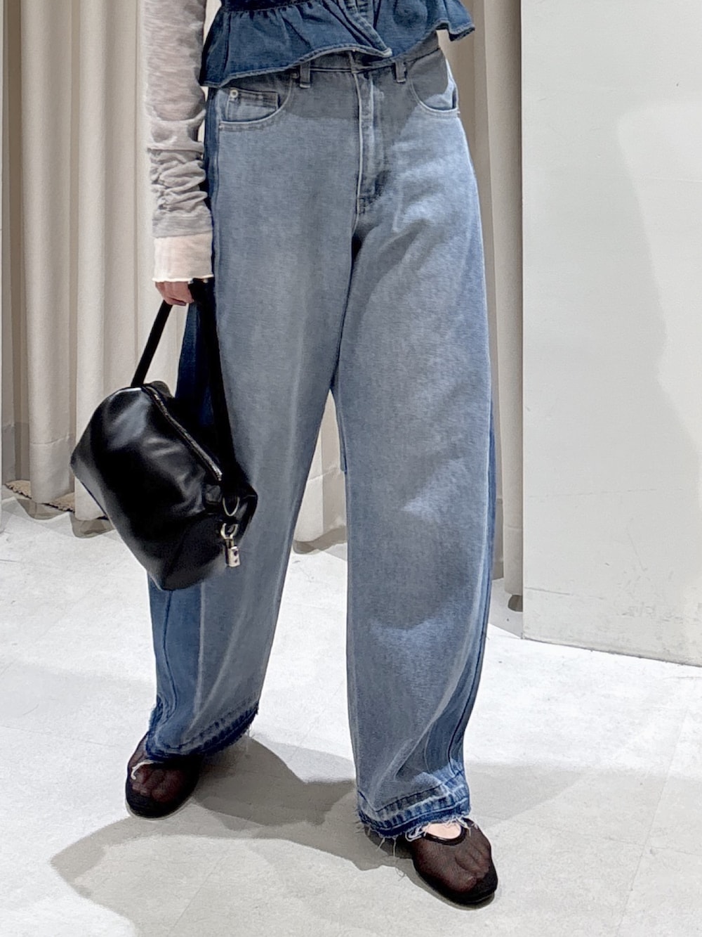 ブルー系のシャツ/ブラウス、ブルー系のその他パンツ、ブラック系のハンドバッグを着用したレディースの春コーディネートの3枚目の写真