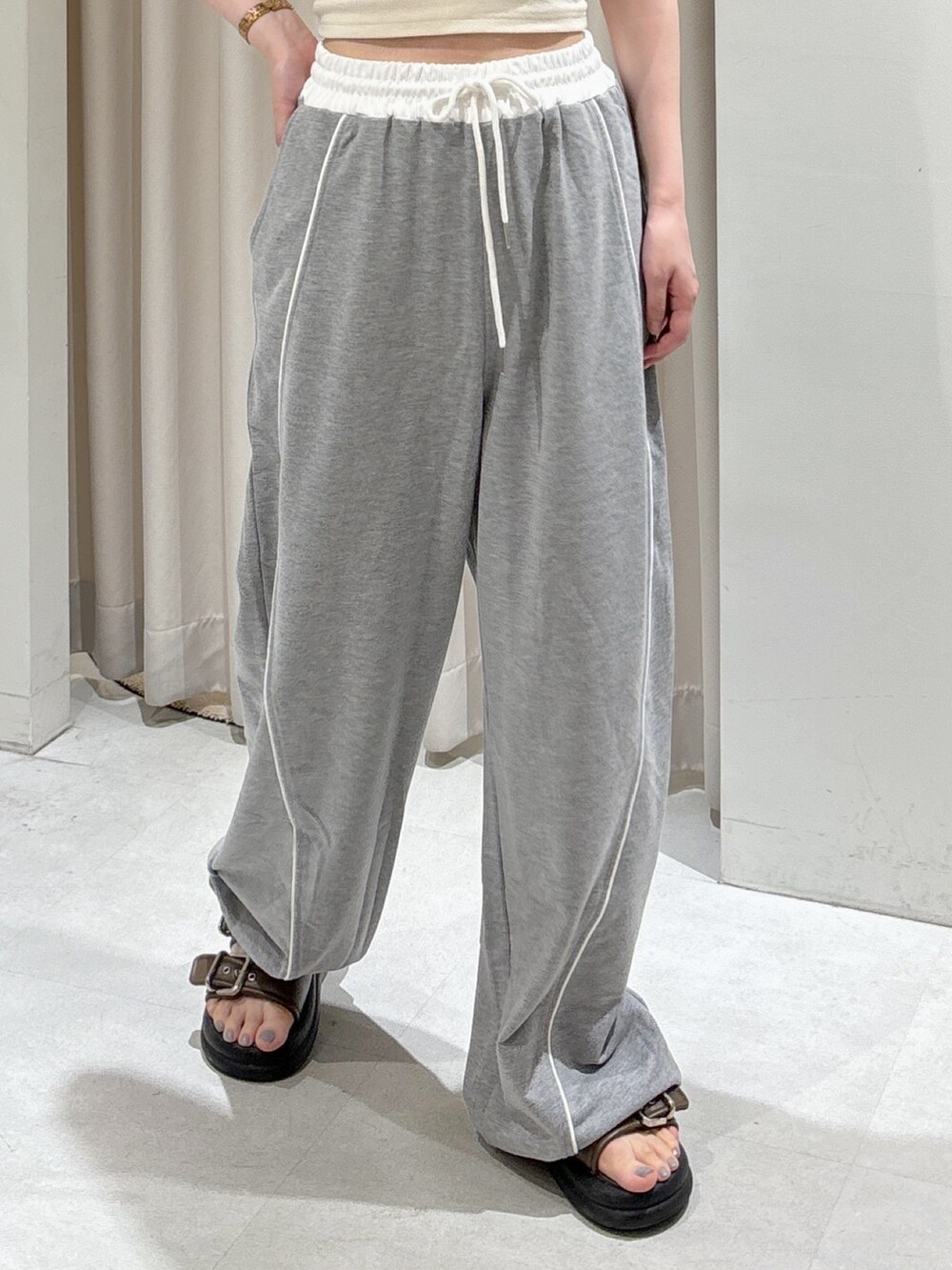 ブラウン系のシャツ/ブラウス、ホワイト系のトートバッグ、ブラウン系のサンダルを着用したレディースの夏コーディネートの4枚目の写真