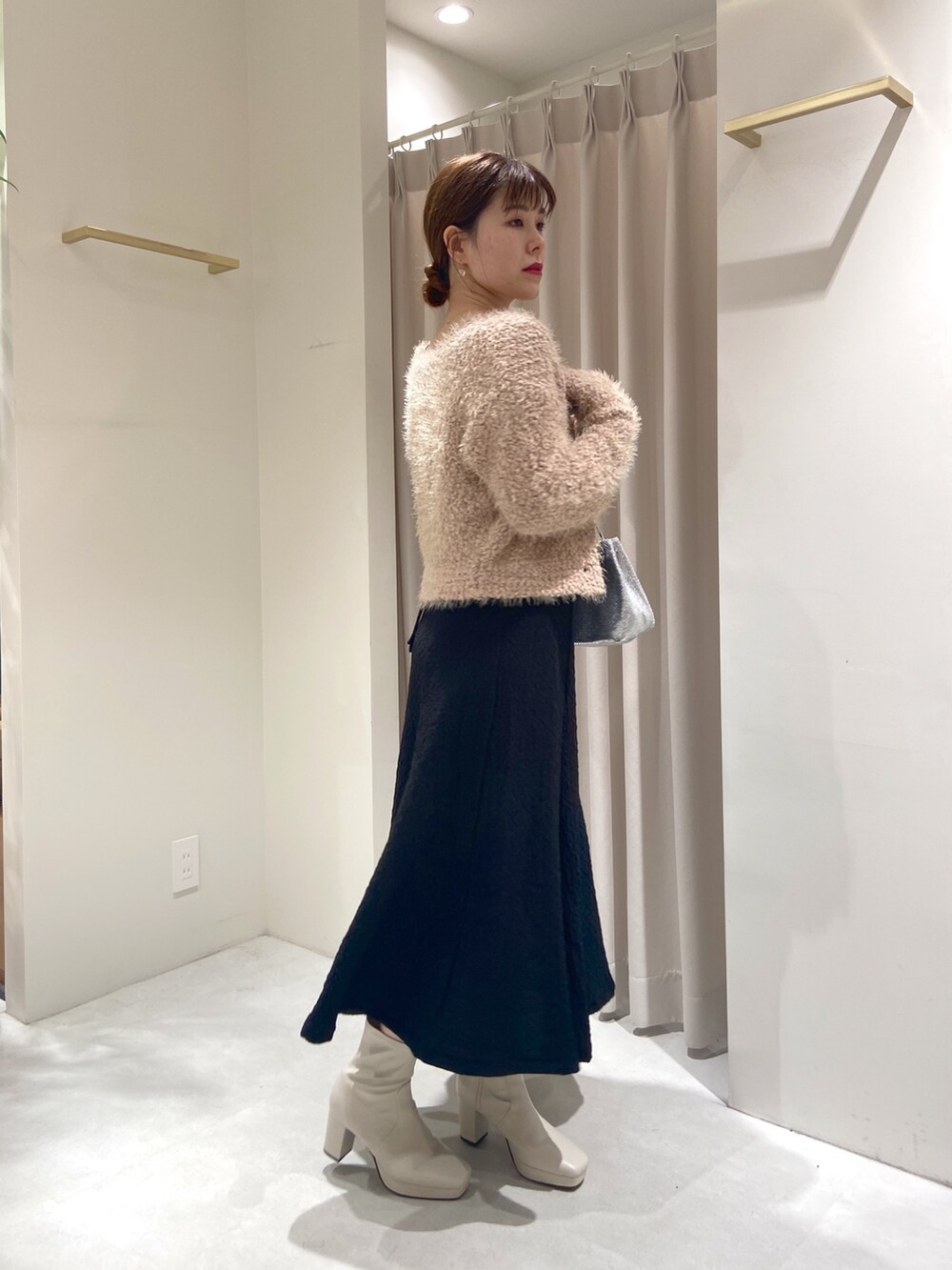 「きれいめカジュアル、秋コーデ、ブーツ、ベージュ、お出かけコーデ、ワンピース、シンプルコーデ、ブラック、キャミワンピ、メタルバッグ」｜「FREE'S MARTの【Sシリーズ対応】◇ワッシャーマーメイドキャミワンピース（ワンピース、ブラック系）」を使った、maayaさん（レディース・157cm）の秋コーディネートの3枚目の写真