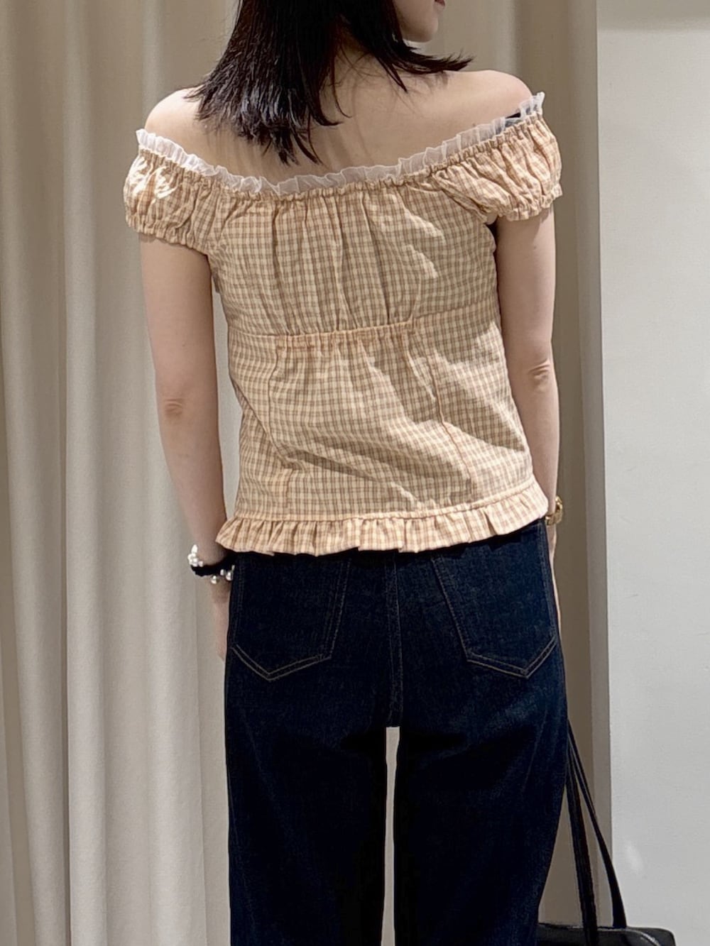 ピンク系のシャツ/ブラウス、ブルー系のデニムパンツ、ブラック系のショルダーバッグを着用したレディースの夏コーディネートの4枚目の写真