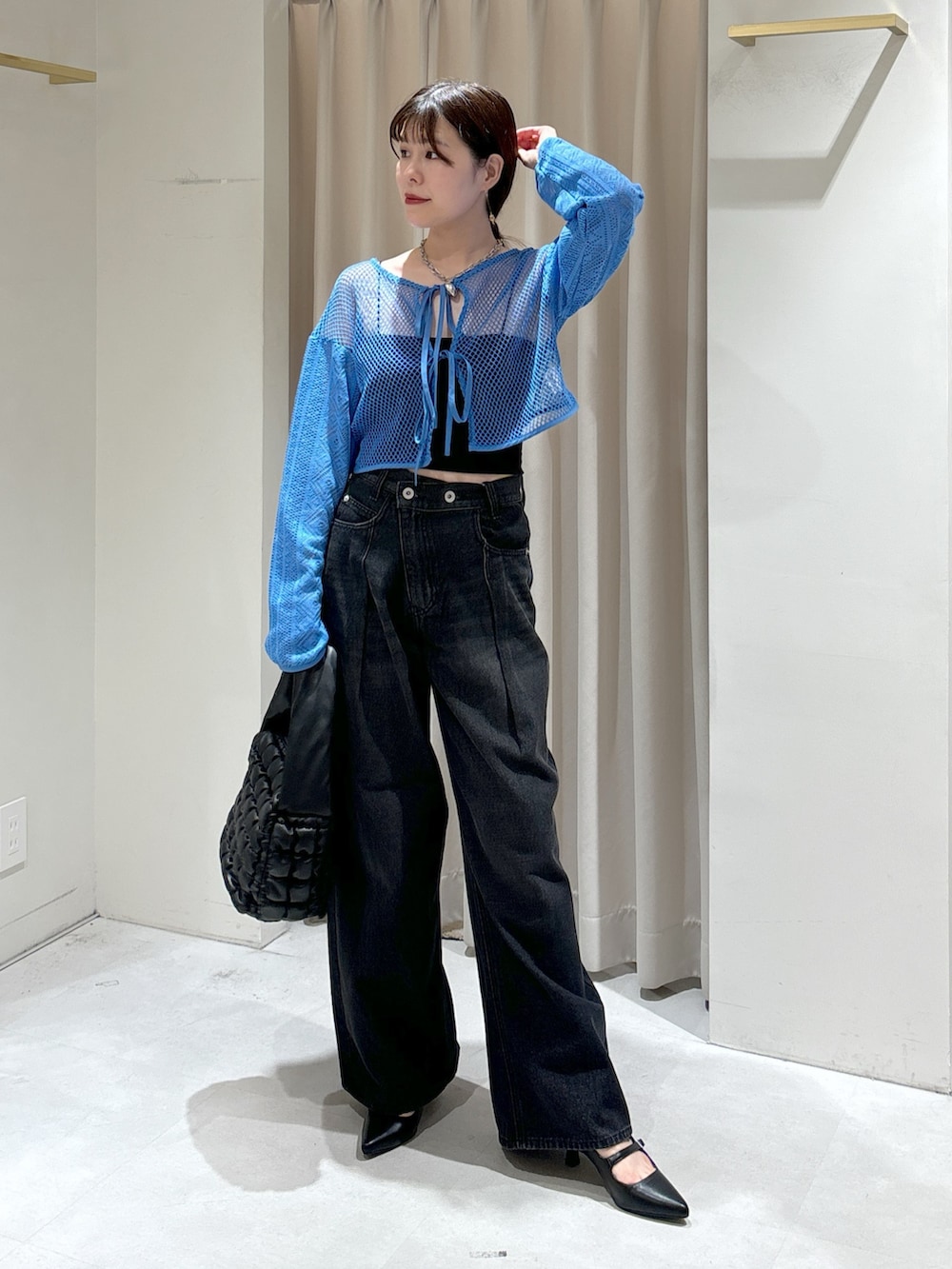 ブルー系のカーディガン/ボレロ、ブラック系のキャミソール、ブラック系のハンドバッグを着用したレディースの夏コーディネートの2枚目の写真