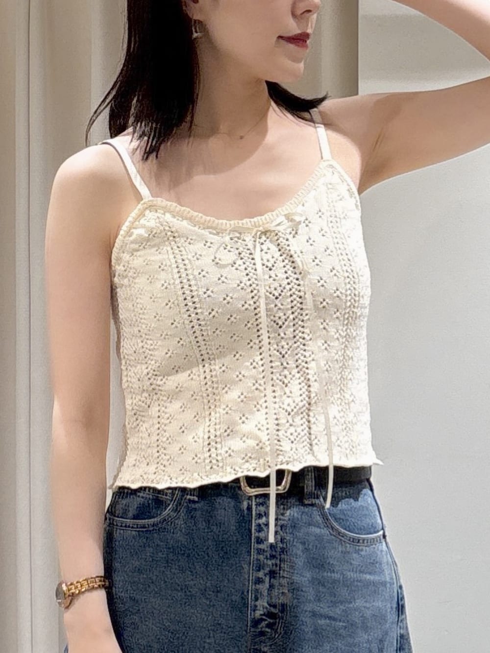 ブラウン系のシャツ/ブラウス、ホワイト系のニット/セーター、ブルー系のショルダーバッグを着用したレディースの夏コーディネートの3枚目の写真
