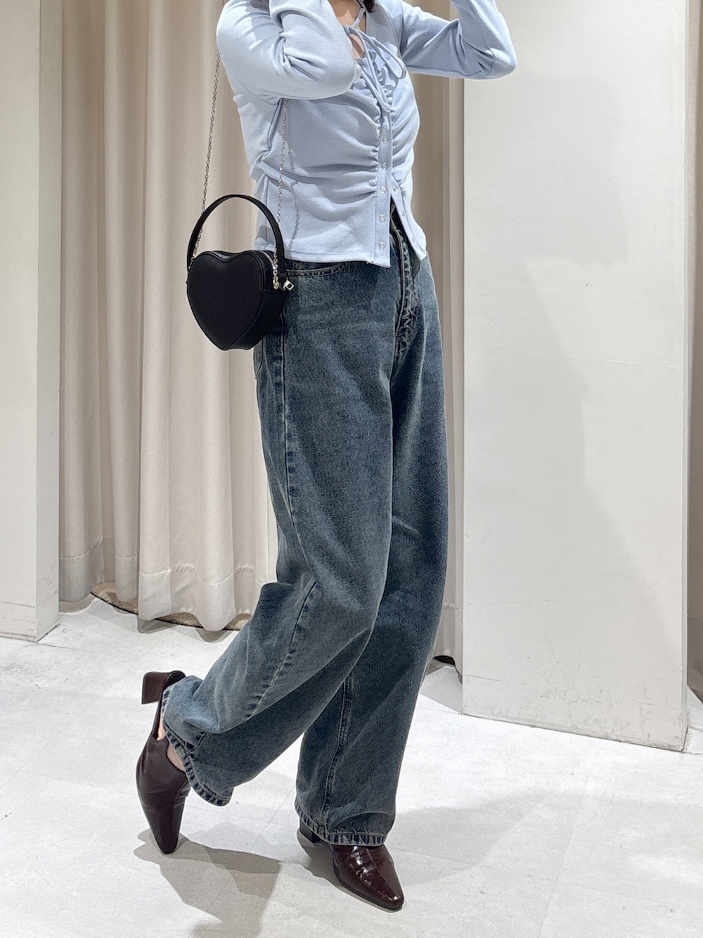 ブルー系のTシャツ/カットソー、ブルー系のデニムパンツ、ブラウン系のパンプスを着用したレディースの冬コーディネートの4枚目の写真