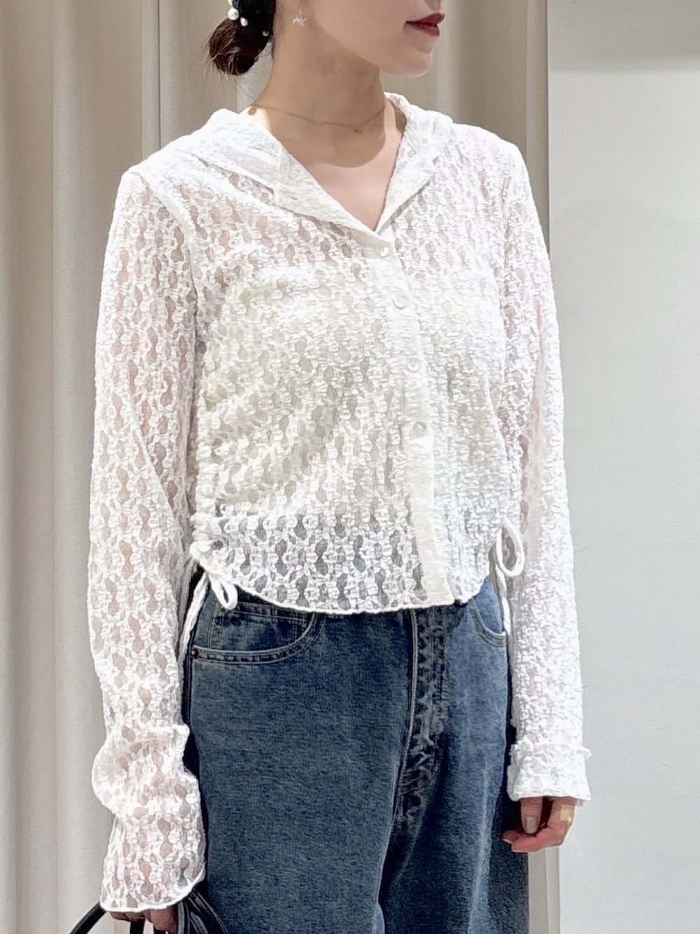 ホワイト系のTシャツ/カットソー、ブラック系のハンドバッグ、ブルー系のデニムパンツを着用したレディースの春コーディネートの4枚目の写真
