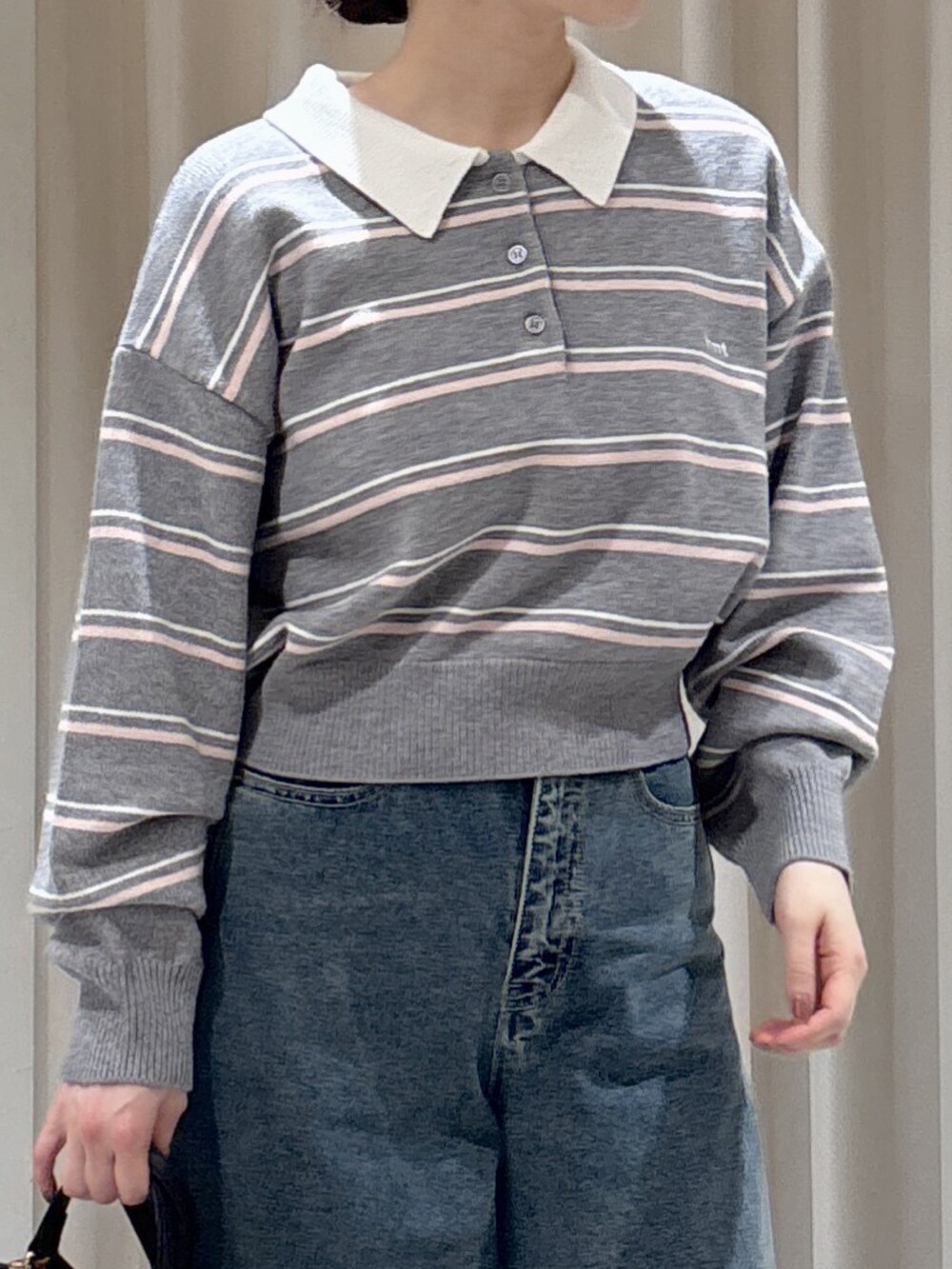 グレー系のニット/セーター、ブラック系のトートバッグ、ブラウン系のパンプスを着用したレディースの冬コーディネートの4枚目の写真