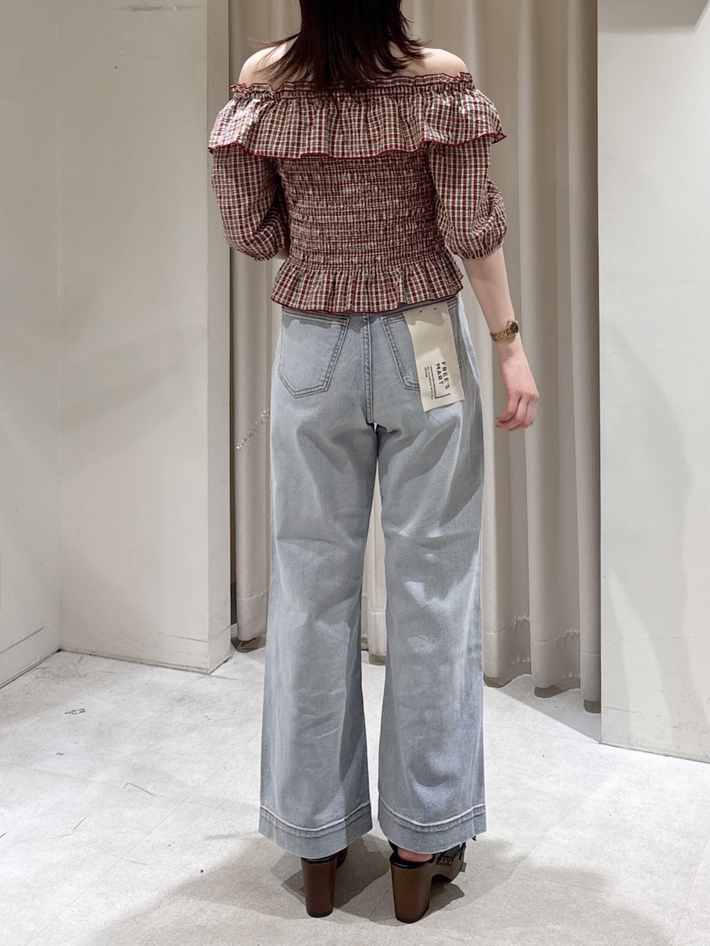 レッド系のシャツ/ブラウス、ブルー系のデニムパンツ、シルバー系のショルダーバッグを着用したレディースの春コーディネートの5枚目の写真