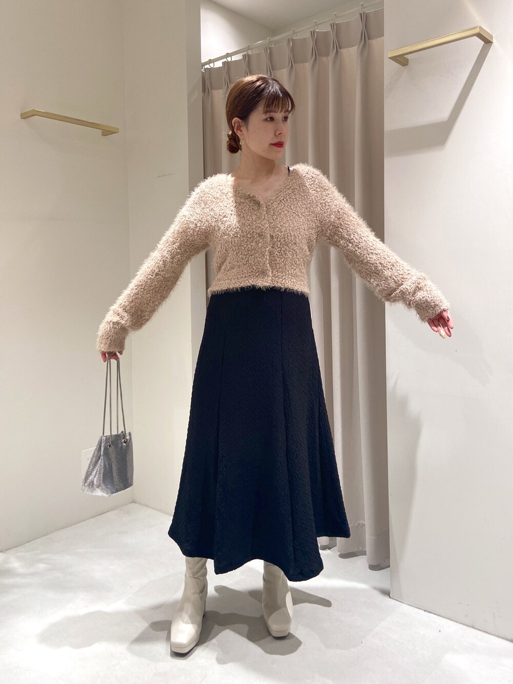 「きれいめカジュアル、秋コーデ、ブーツ、ベージュ、お出かけコーデ、ワンピース、シンプルコーデ、ブラック、キャミワンピ、メタルバッグ」｜「FREE'S MARTの【Sシリーズ対応】◇ワッシャーマーメイドキャミワンピース（ワンピース、ブラック系）」を使った、maayaさん（レディース・157cm）の秋コーディネートの5枚目の写真