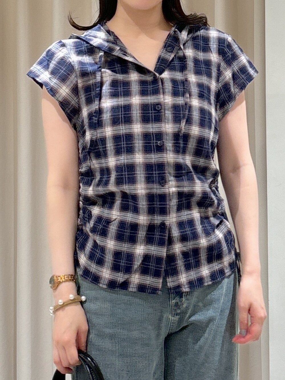 ブルー系のシャツ/ブラウス、ブルー系のデニムパンツ、ブラック系のボストンバッグを着用したレディースの夏コーディネートの2枚目の写真