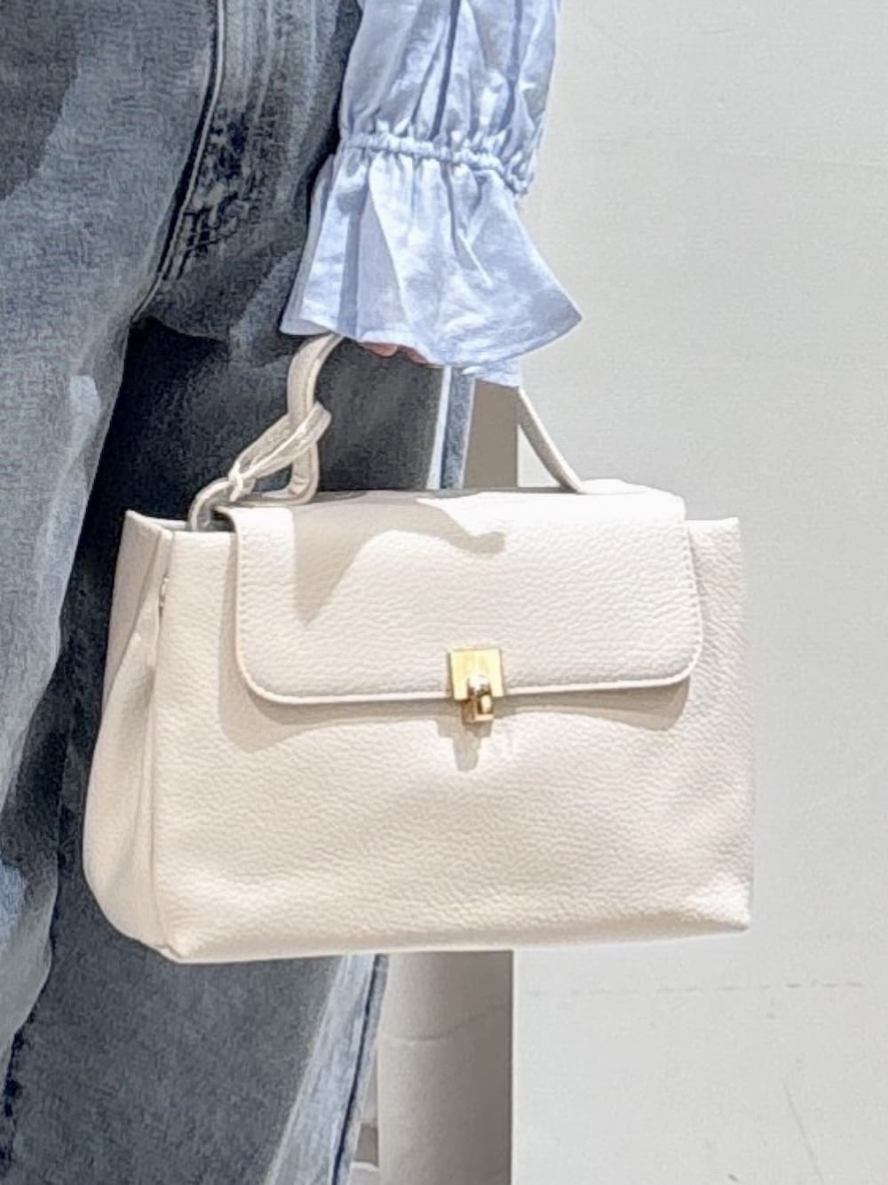 ブルー系のシャツ/ブラウス、ブルー系のその他パンツ、ホワイト系のショルダーバッグを着用したレディースの冬コーディネートの7枚目の写真