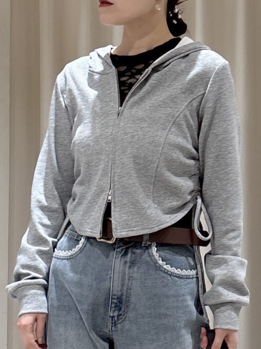 グレー系のパーカー、ブラック系のTシャツ/カットソー、ブルー系のその他パンツを着用したレディースの冬コーディネートの3枚目の写真