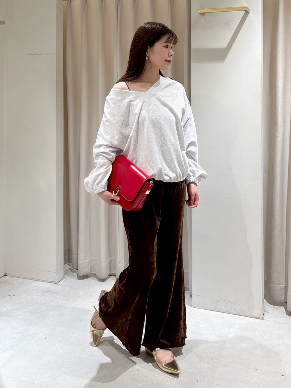 ホワイト系のスウェット、レッド系のハンドバッグ、ブラウン系のその他パンツを着用したレディースの秋コーディネートの5枚目の写真