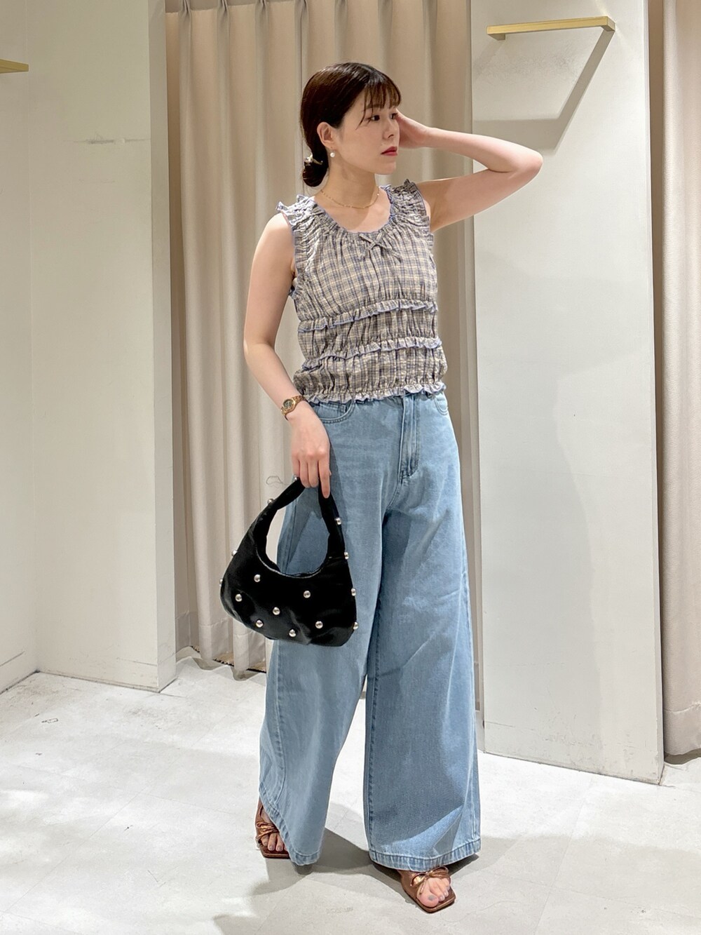 レッド系のシャツ/ブラウス、ブルー系のデニムパンツ、ブラック系のハンドバッグを着用したレディースの夏コーディネートの7枚目の写真