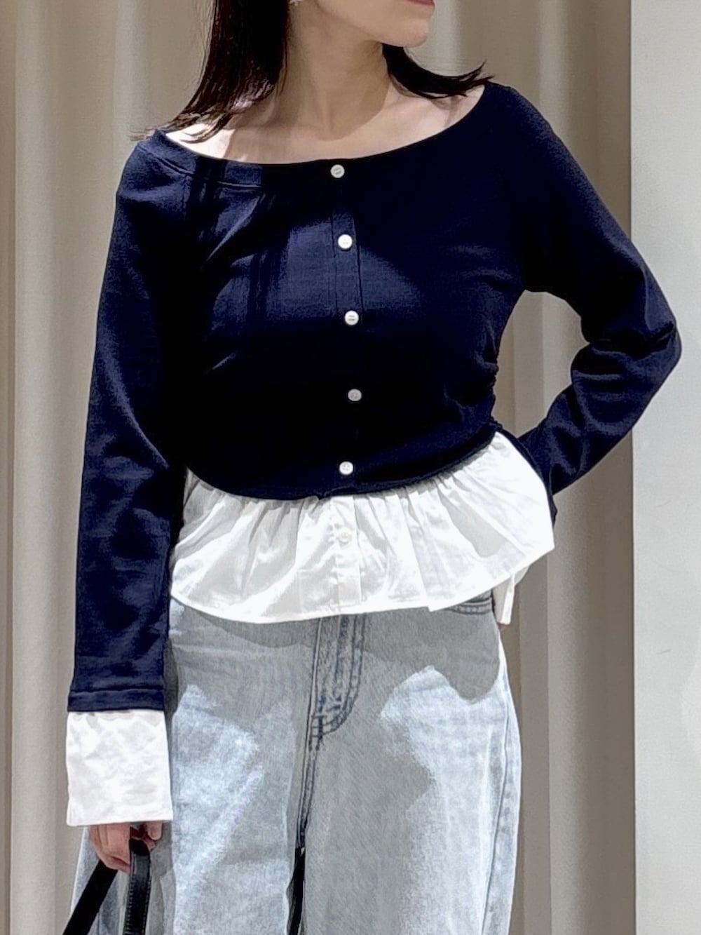 ブルー系のTシャツ/カットソー、ブラック系のハンドバッグ、ブルー系のデニムパンツを着用したレディースの春コーディネートの3枚目の写真