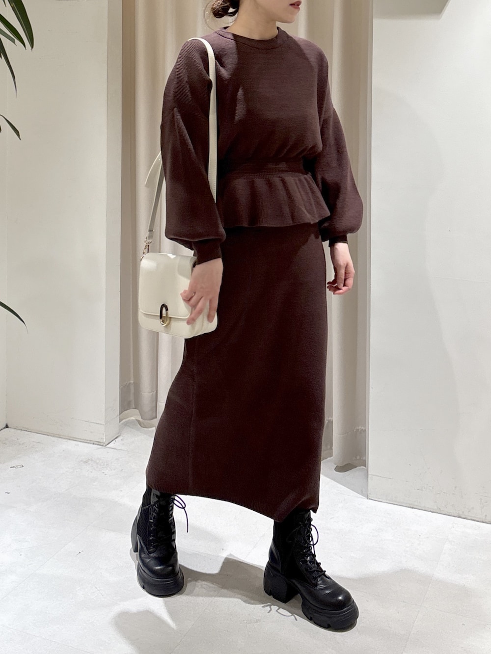 ブラウン系のワンピース、ホワイト系のスラックス、ホワイト系のその他パンツを着用したレディースの秋コーディネートの8枚目の写真