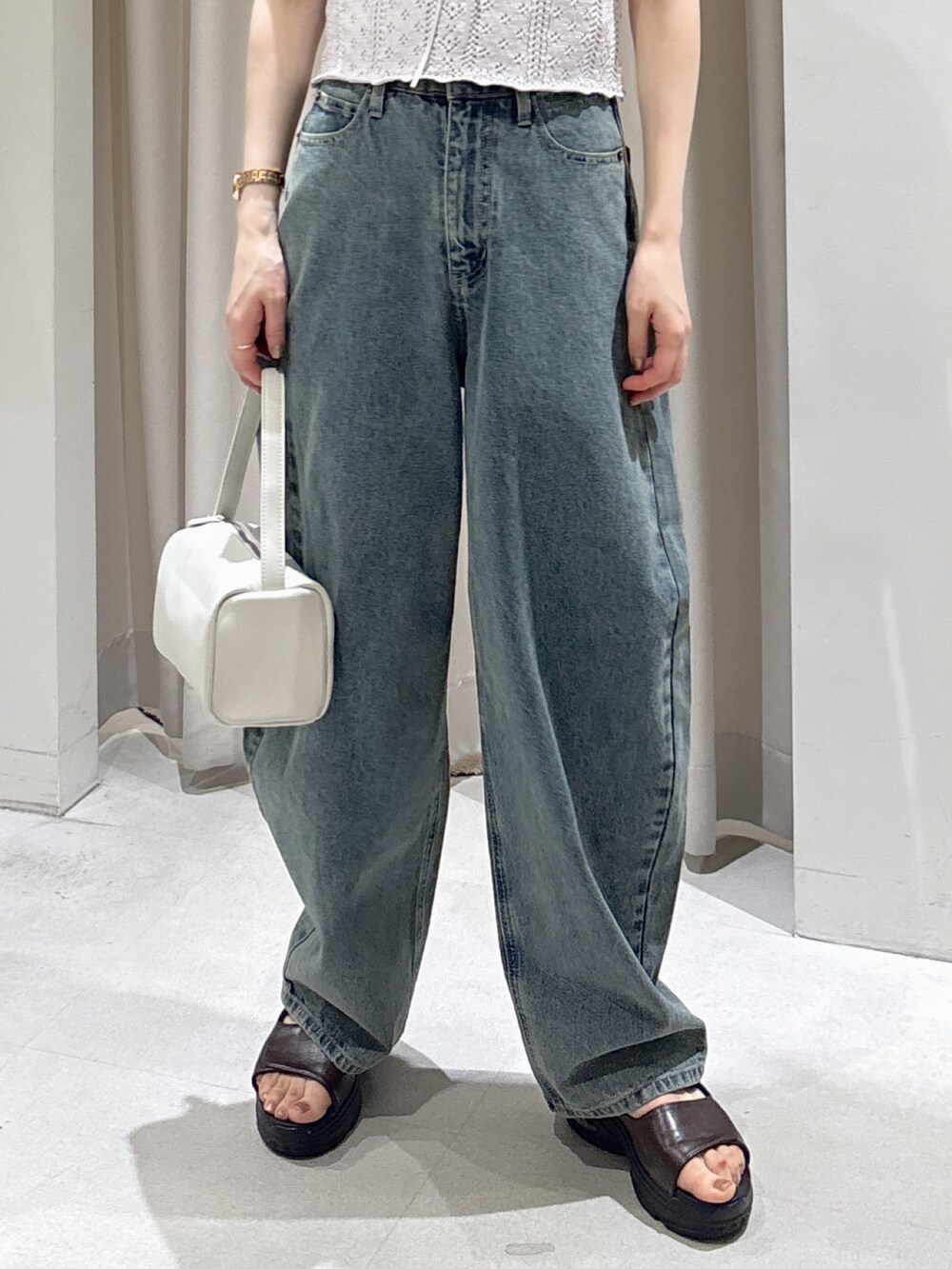 パープル系のニット/セーター、ホワイト系のTシャツ/カットソー、ホワイト系のハンドバッグを着用したレディースの夏コーディネートの7枚目の写真