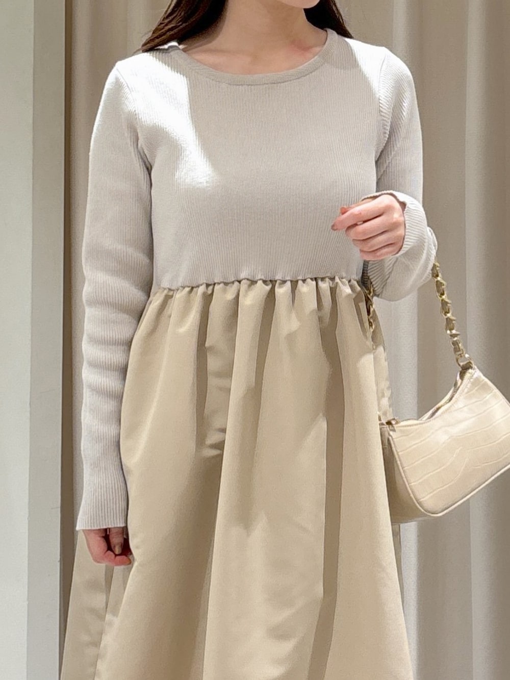 グレー系のTシャツ/カットソー、ベージュ系のトートバッグ、ブラック系のブーツを着用したレディースの冬コーディネートの3枚目の写真