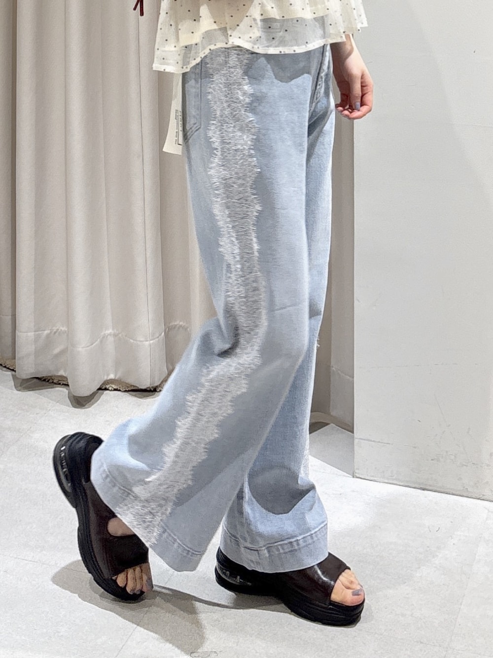 ホワイト系のシャツ/ブラウス、ホワイト系のシャツ/ブラウス、レッド系のショルダーバッグを着用したレディースの夏コーディネートの3枚目の写真