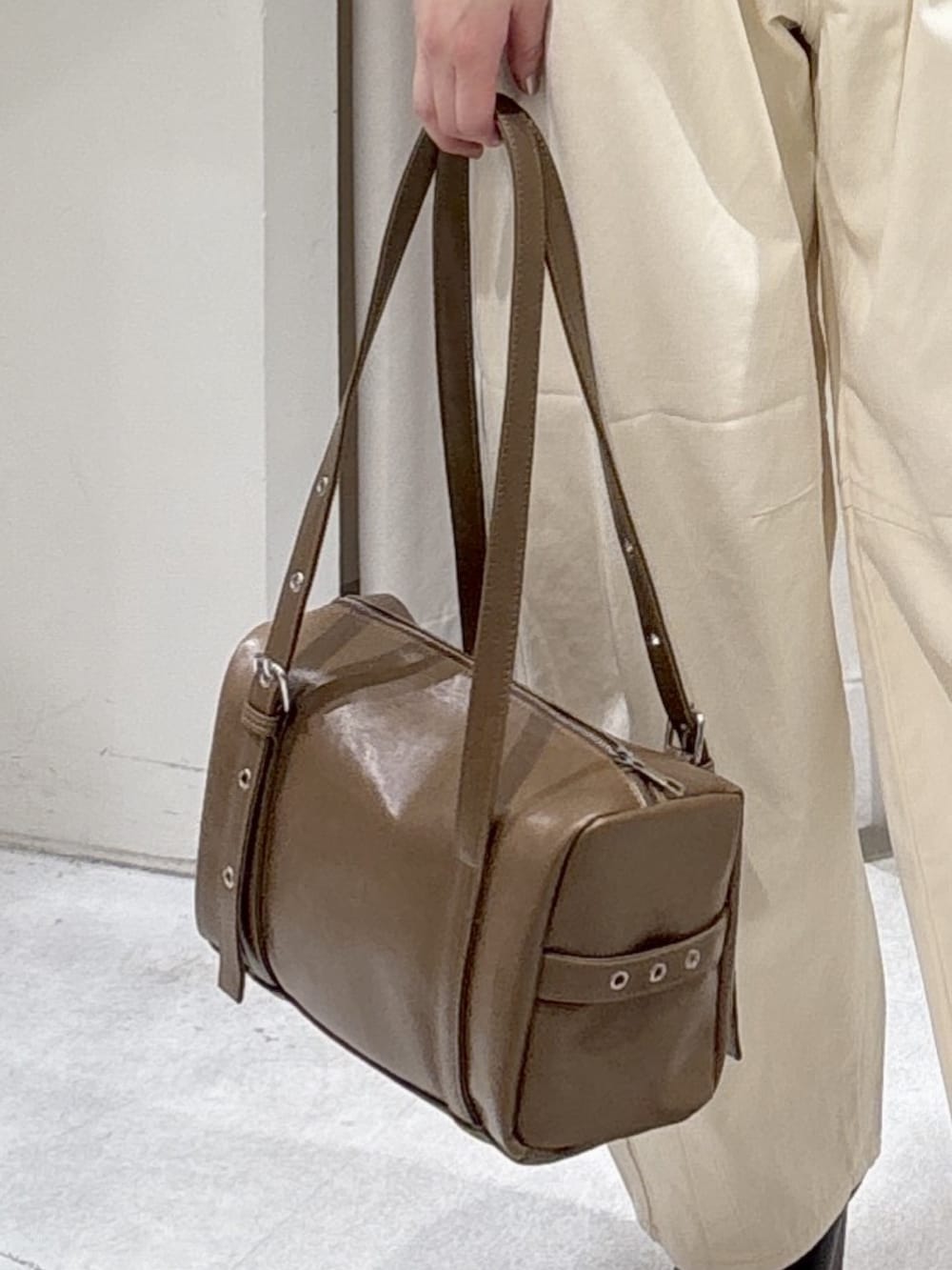 ブラック系のニット/セーター、グリーン系のニット/セーター、ホワイト系のニット/セーターを着用したレディースの春コーディネートの8枚目の写真