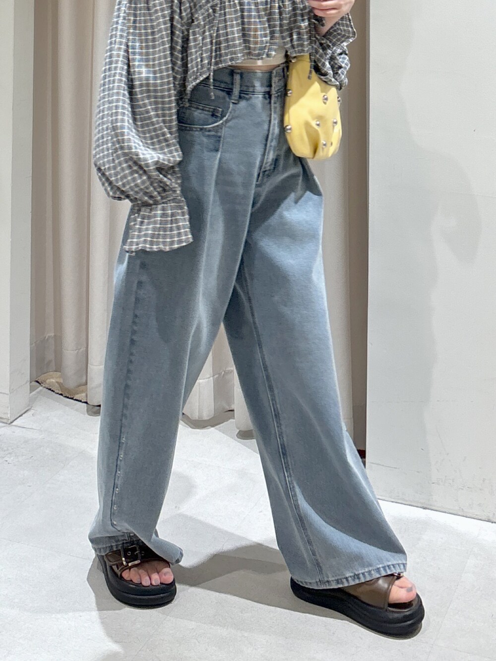 ブラック系のシャツ/ブラウス、ホワイト系のキャミソール、イエロー系のハンドバッグを着用したレディースの夏コーディネートの4枚目の写真