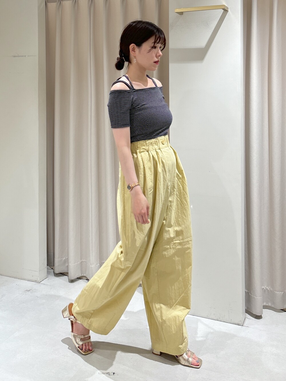 ブラック系のTシャツ/カットソー、イエロー系のその他パンツ、シルバー系のハンドバッグを着用したレディースの夏コーディネートの6枚目の写真