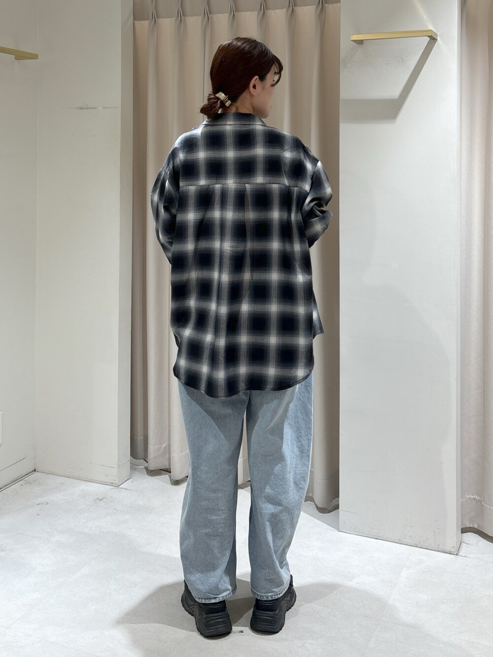 ブラック系のTシャツ/カットソー、ブラック系のシャツ/ブラウス、ブルー系のハンドバッグを着用したレディースの秋コーディネートの3枚目の写真