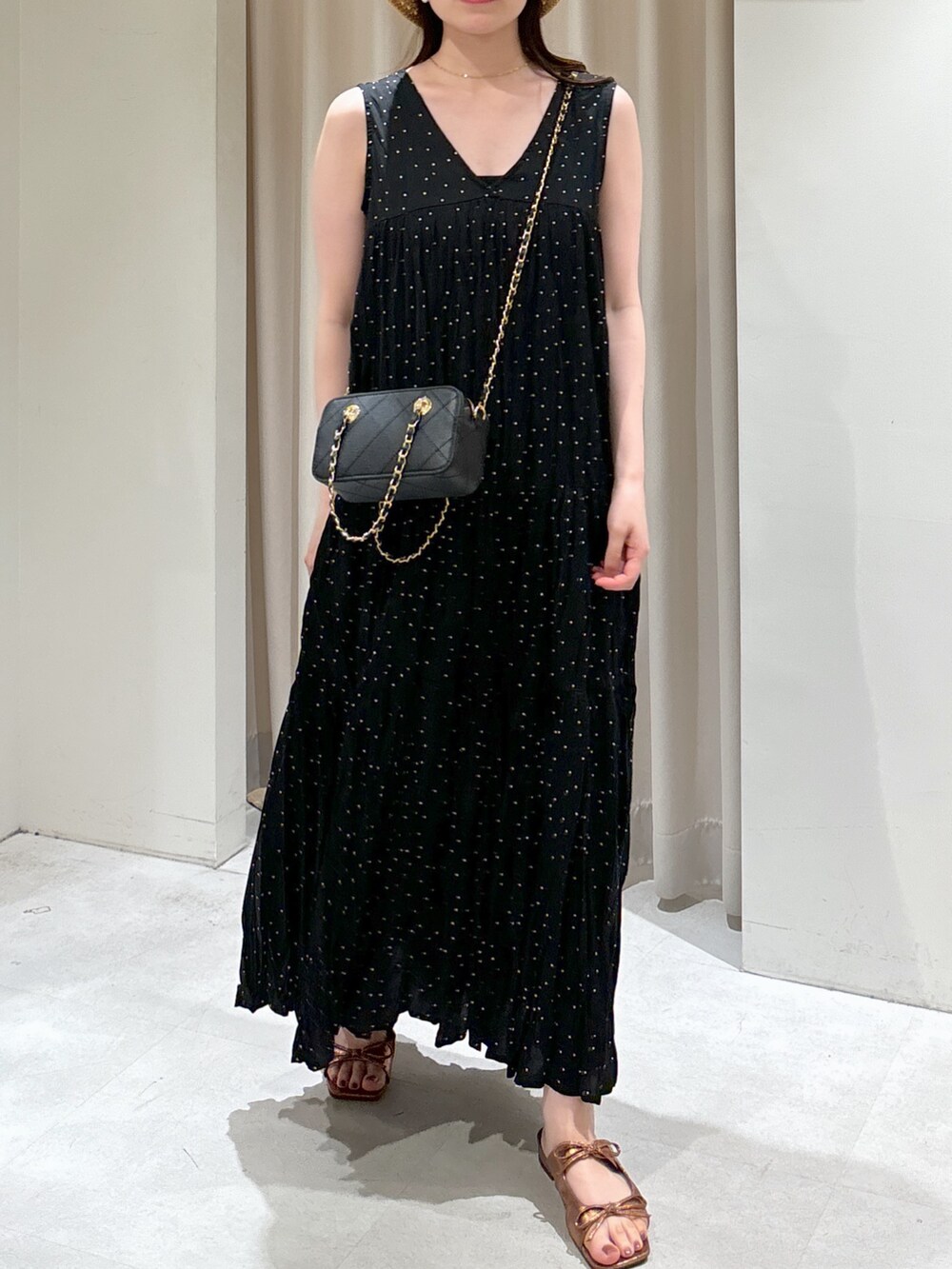 ブラック系のワンピース、ブラック系のキャミソール、ブラック系のタンクトップを着用したレディースの夏コーディネートの3枚目の写真