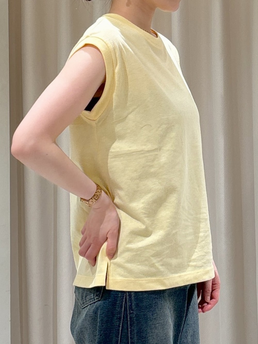 ブラウン系のテーラードジャケット、イエロー系のTシャツ/カットソー、ブルー系のデニムパンツを着用したレディースの春コーディネートの7枚目の写真