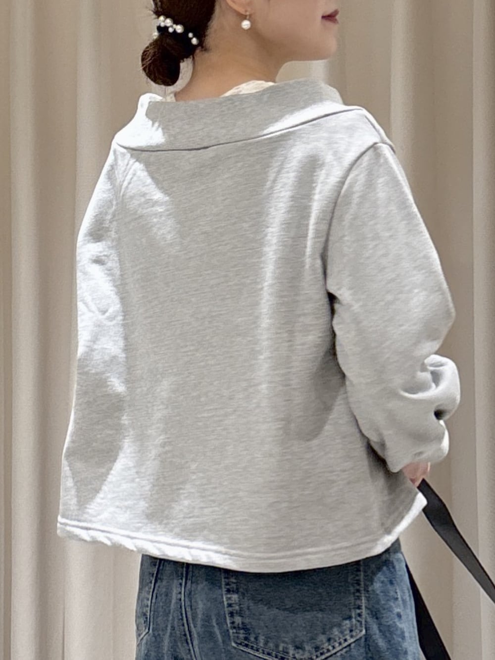 グレー系のTシャツ/カットソー、ホワイト系のTシャツ/カットソー、ブルー系のデニムパンツを着用したレディースの冬コーディネートの4枚目の写真