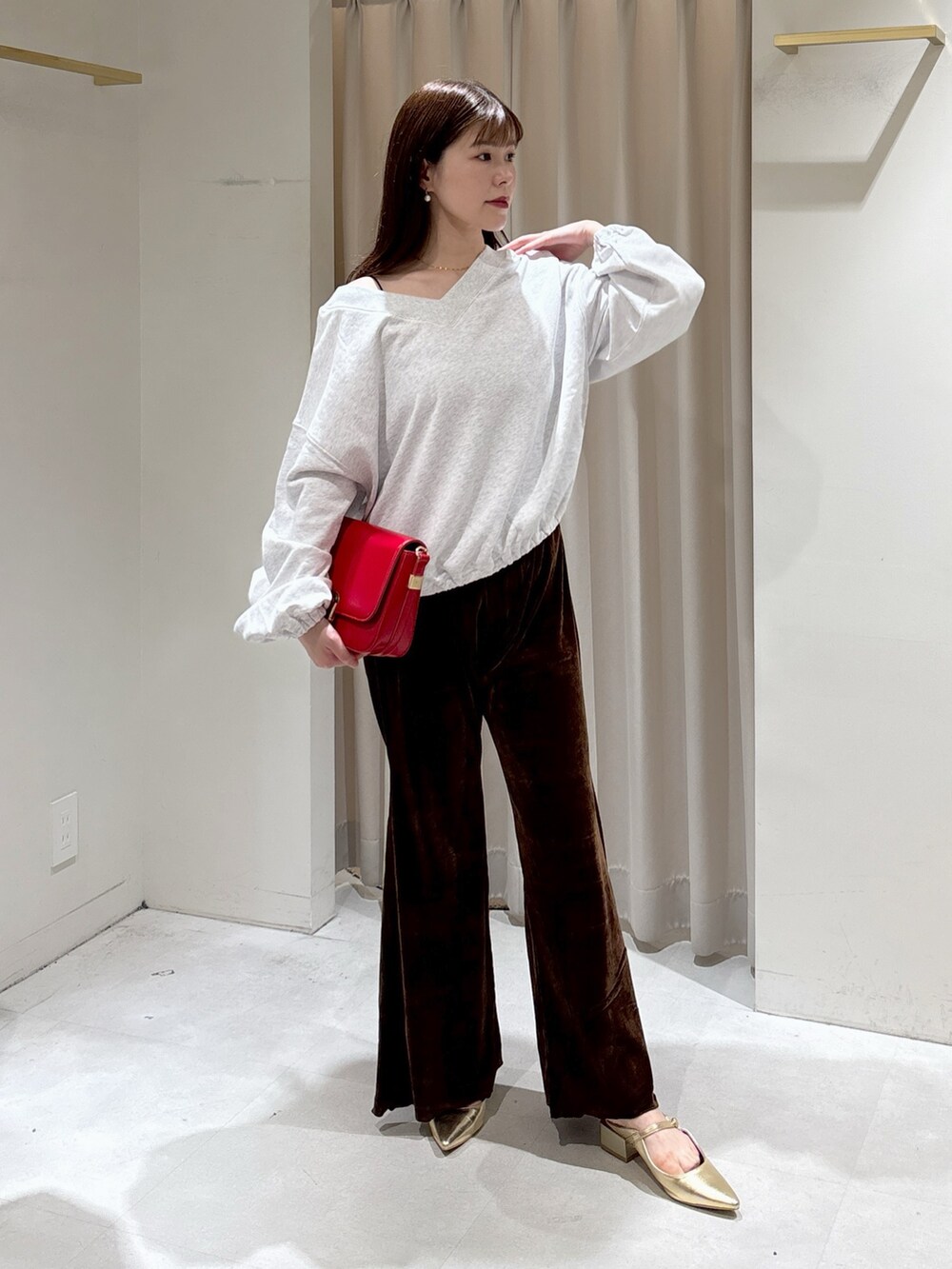 ホワイト系のスウェット、レッド系のハンドバッグ、ブラウン系のその他パンツを着用したレディースの秋コーディネートの6枚目の写真