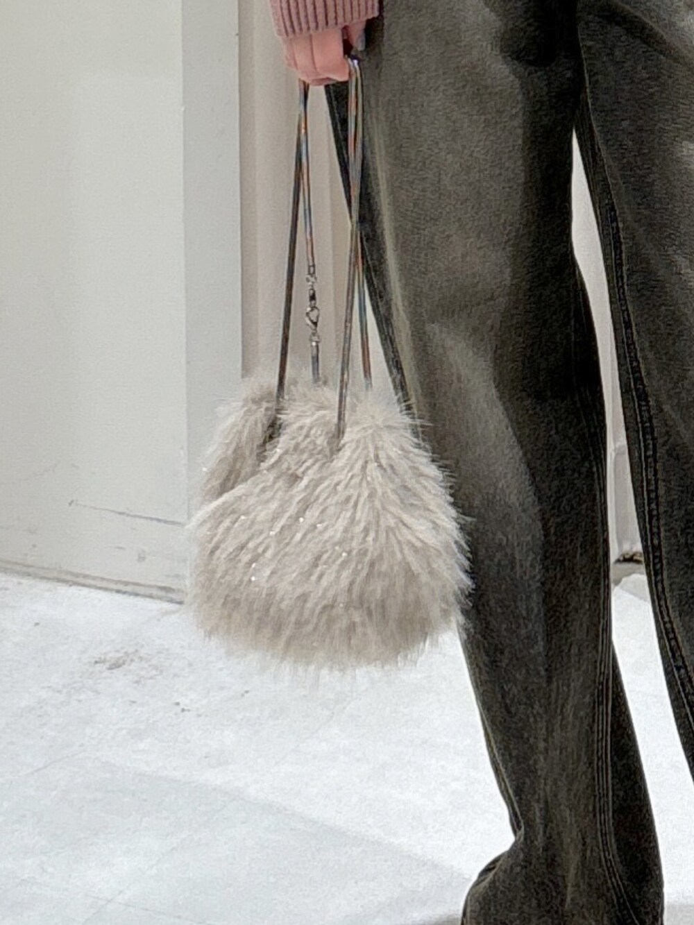 ピンク系のニット/セーター、ホワイト系のキャミソール、ベージュ系のショルダーバッグを着用したレディースの冬コーディネートの8枚目の写真