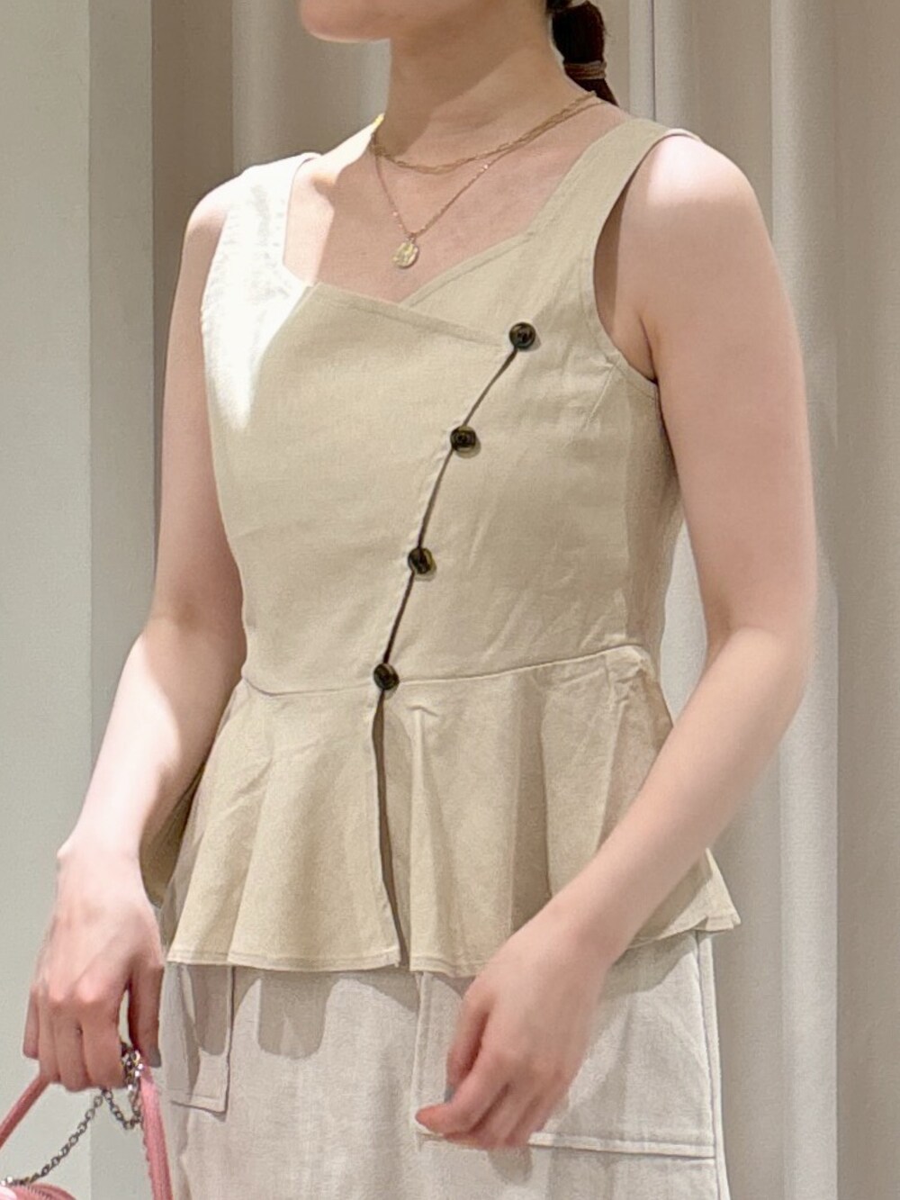 ベージュ系のシャツ/ブラウス、ホワイト系のスカート、ブラック系のトートバッグを着用したレディースの夏コーディネートの3枚目の写真