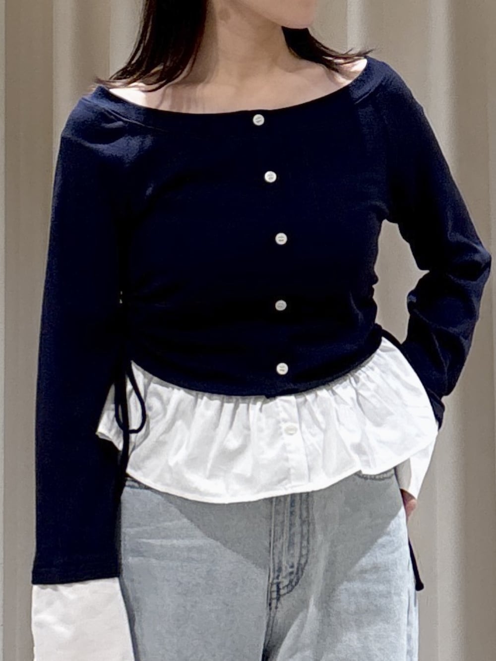 ブルー系のTシャツ/カットソー、ブラック系のハンドバッグ、ブルー系のデニムパンツを着用したレディースの春コーディネートの7枚目の写真