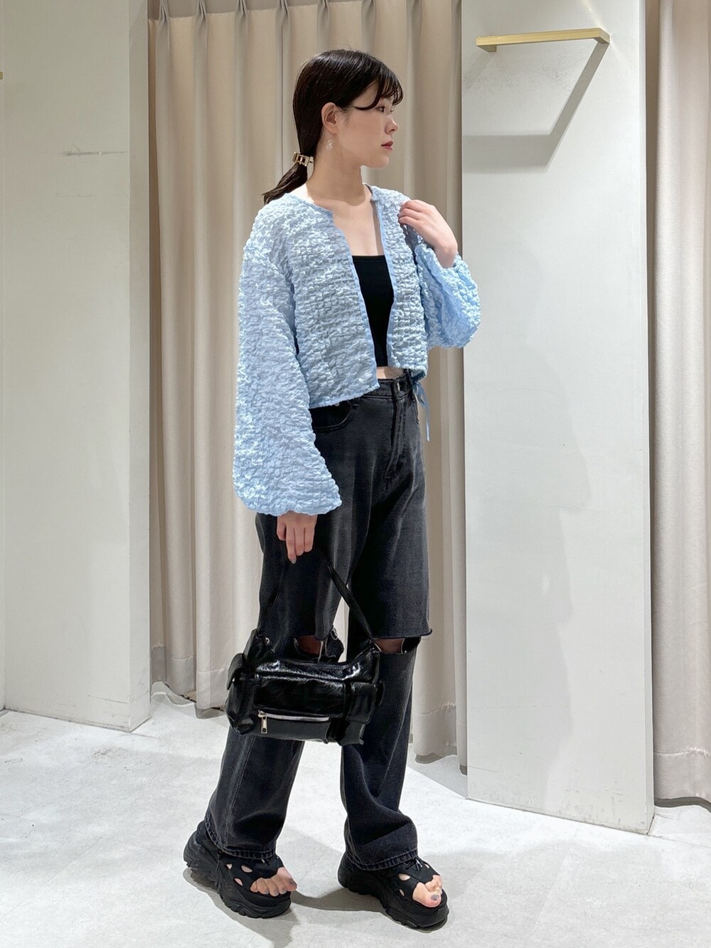 ブルー系のカーディガン/ボレロ、ブラック系のキャミソール、ブラック系のデニムパンツを着用したレディースの夏コーディネートの4枚目の写真