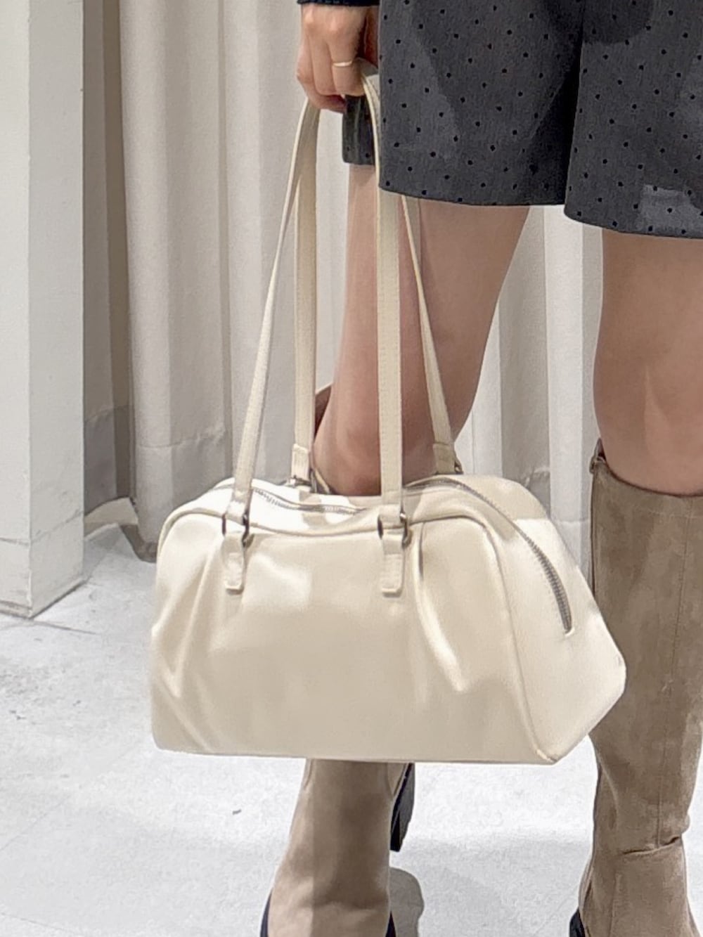 ブルー系のニット/セーター、グレー系のその他パンツ、グレー系のブーツを着用したレディースの秋コーディネートの6枚目の写真