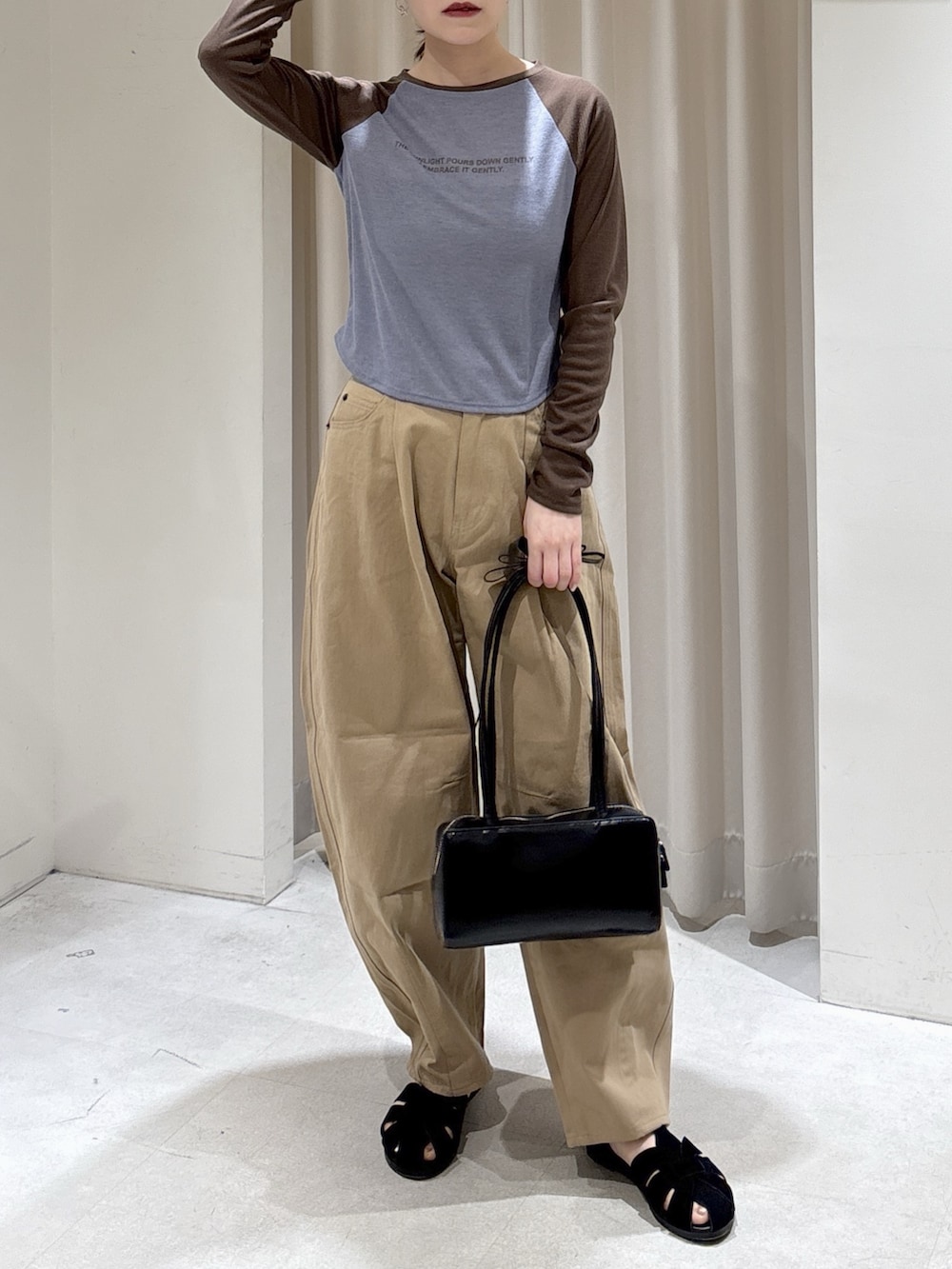 ベージュ系のブルゾン、ブルー系のTシャツ/カットソー、ベージュ系のその他パンツを着用したレディースの春コーディネートの7枚目の写真