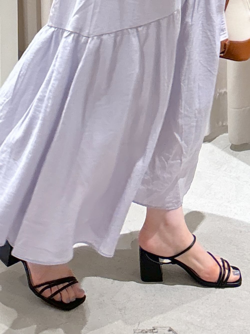 ブルー系のワンピース、ブラウン系のショルダーバッグ、ブラック系のサンダルを着用したレディースの夏コーディネートの5枚目の写真