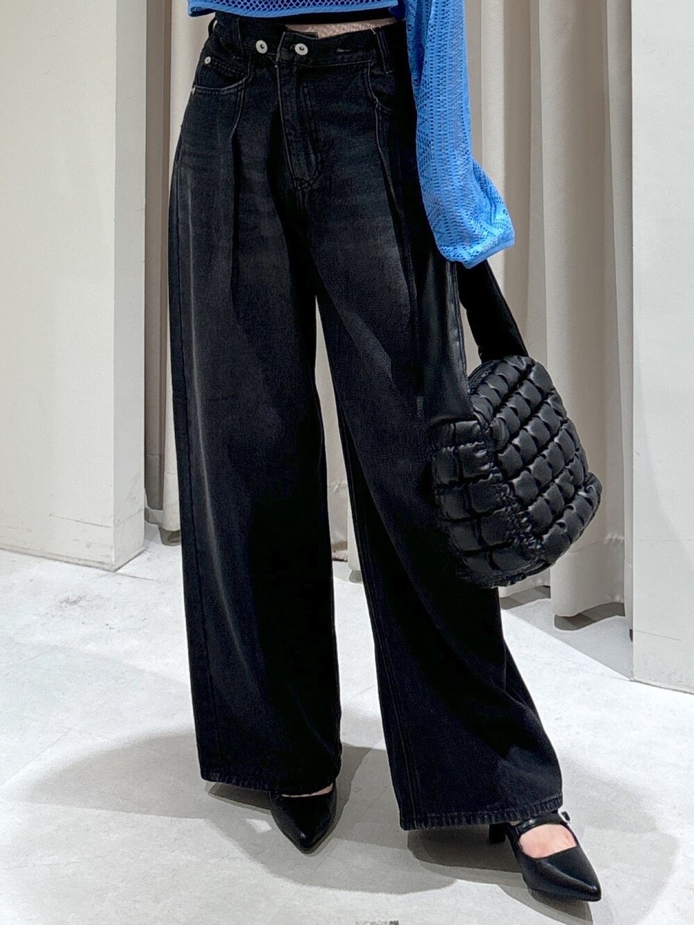 ブルー系のカーディガン/ボレロ、ブラック系のキャミソール、ブラック系のハンドバッグを着用したレディースの夏コーディネートの10枚目の写真