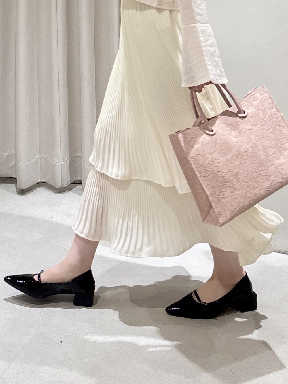 ホワイト系のシャツ/ブラウス、ピンク系のトートバッグ、ホワイト系のスカートを着用したレディースの春コーディネートの4枚目の写真