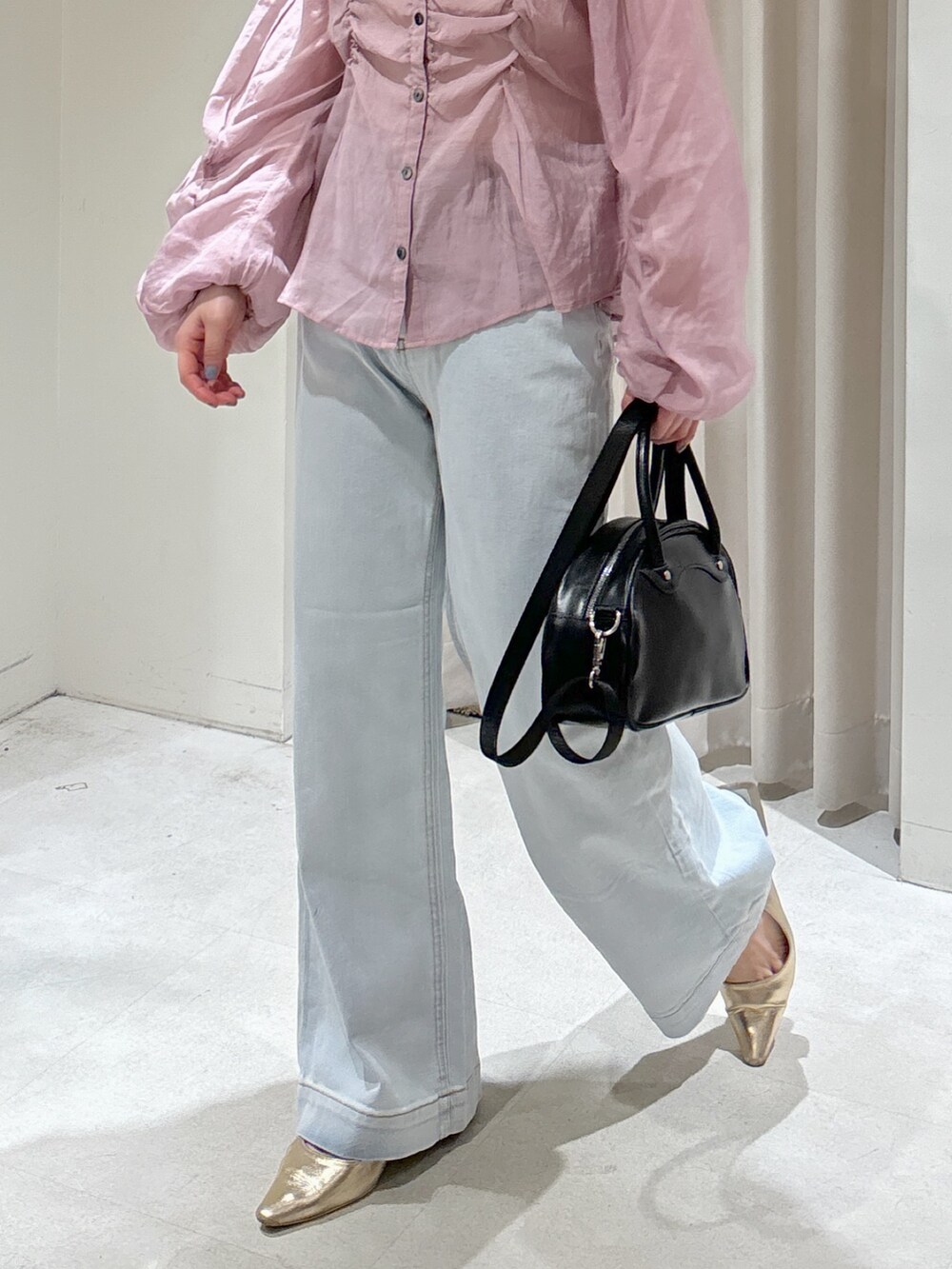 ピンク系のシャツ/ブラウス、ホワイト系のキャミソール、ブラック系のトートバッグを着用したレディースの春コーディネートの5枚目の写真